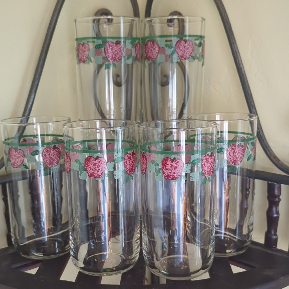 Set of Glass Tumblers with Apple Design Corelle